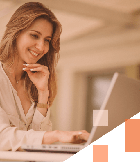 Mulher jovem segurando um notebook