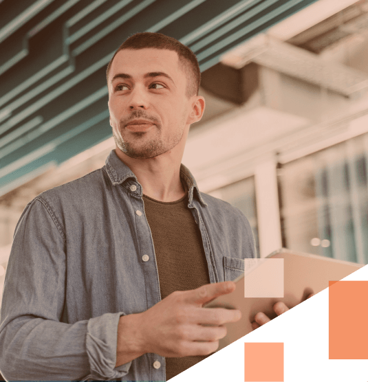 Homem jovem sorrindo