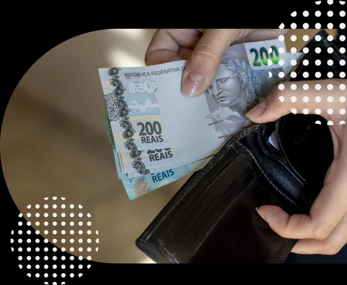 Mão segurando notas de dinheiro Mão segurando notas de dinheiro