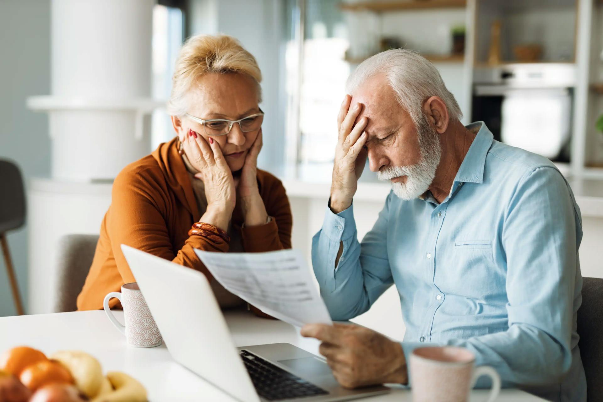 casal de aposentados olhando pedido de aposentadoria negado