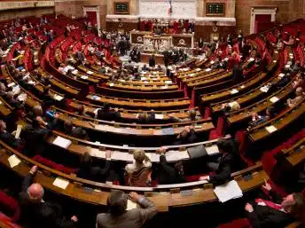 França planeja manter idade de aposentadoria em 62 anos