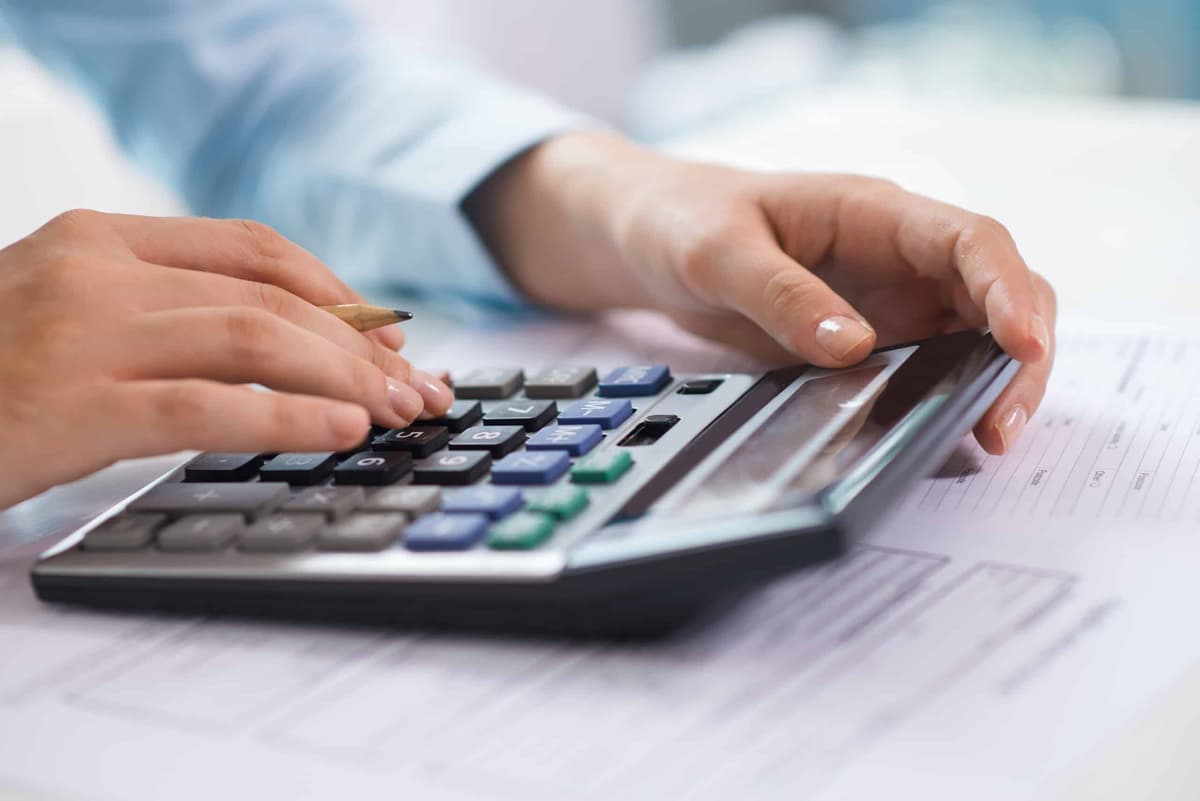homem utilizando calculadora
