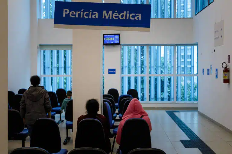 fila da perícia médica
