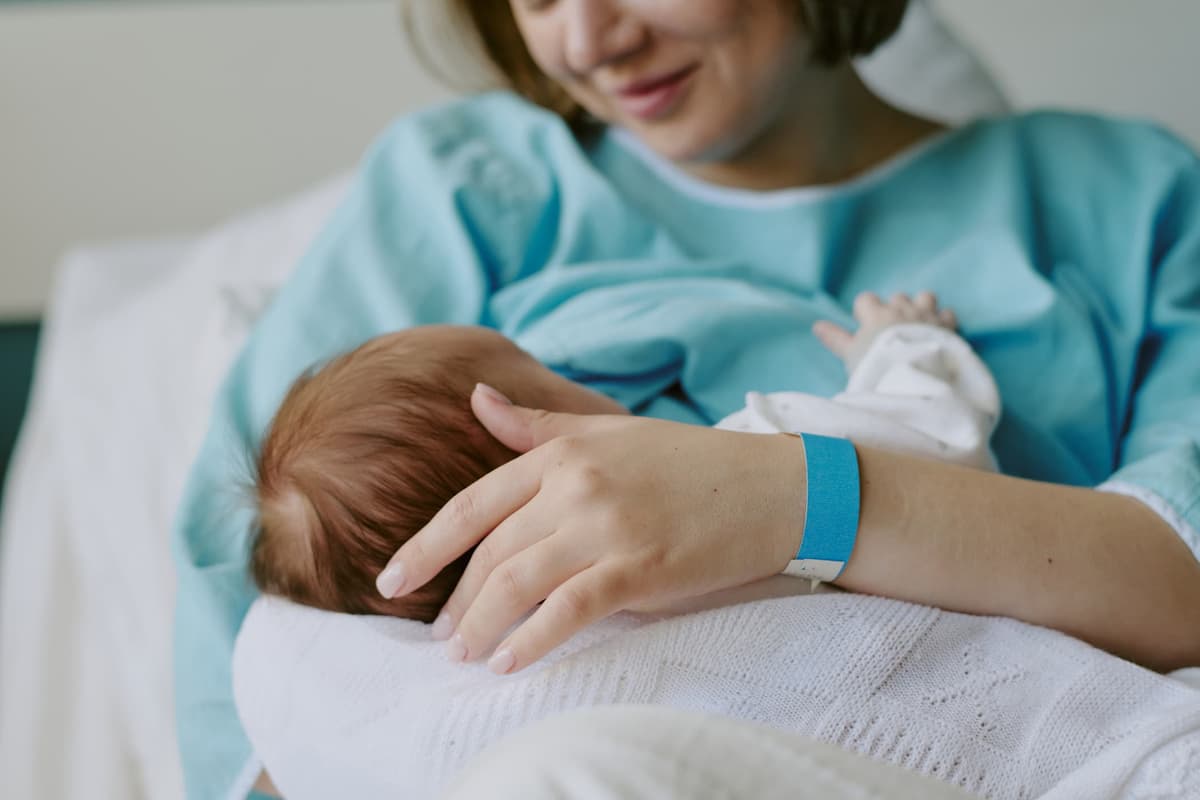 mãe com bebê recém nascido na maternidade no hospital