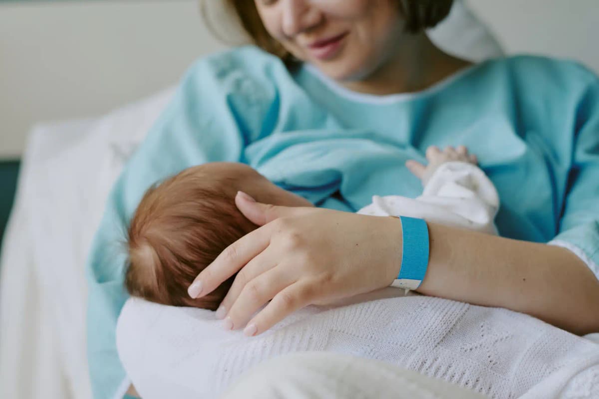 mãe com bebê recém nascido na maternidade no hospital