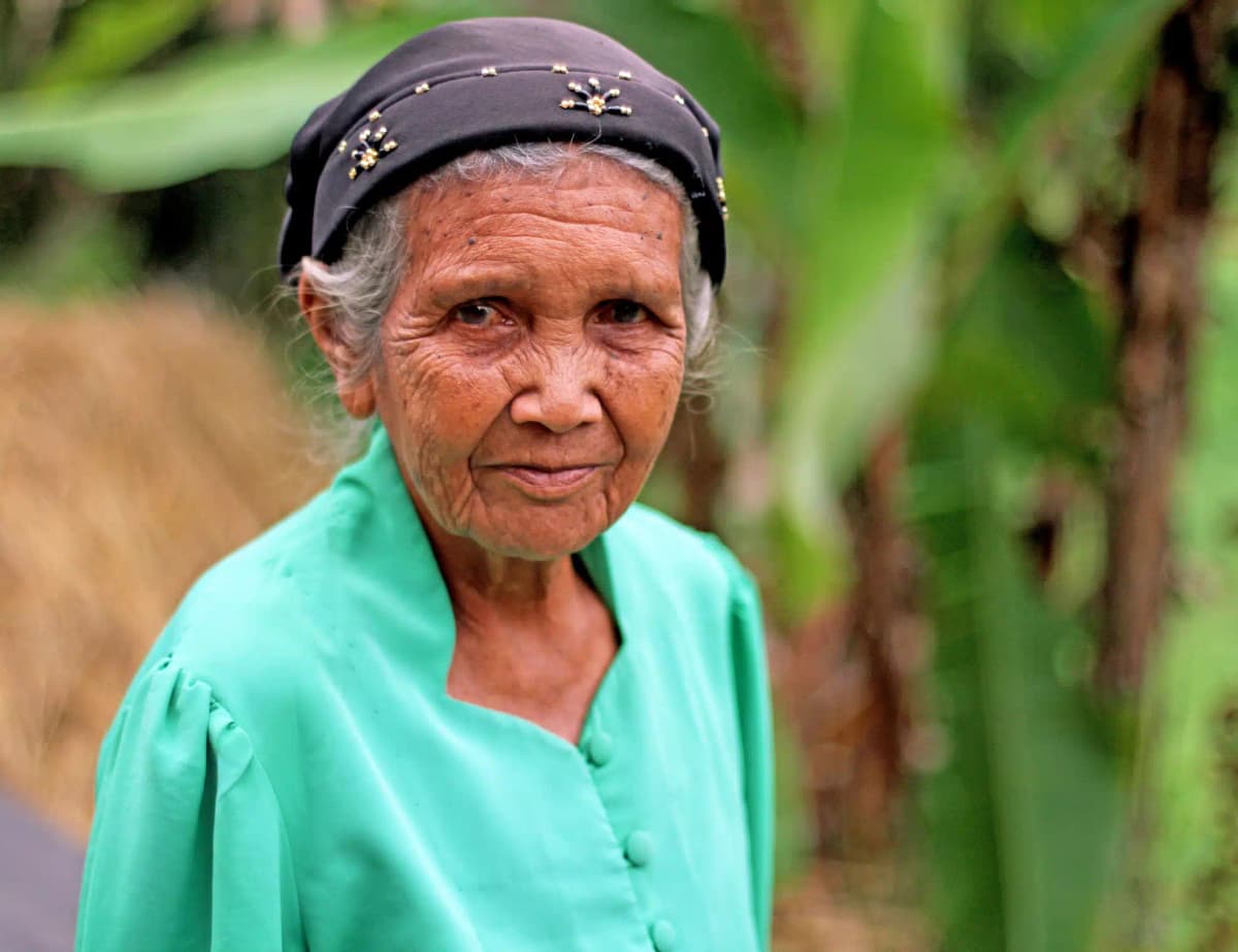 mulher idosa simples com expressão neutra e roupas simples