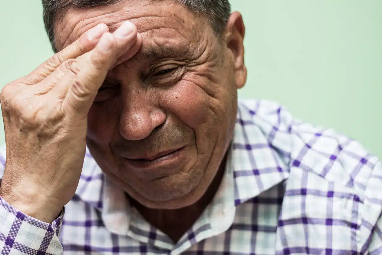 rosto em destaque de idoso chorando