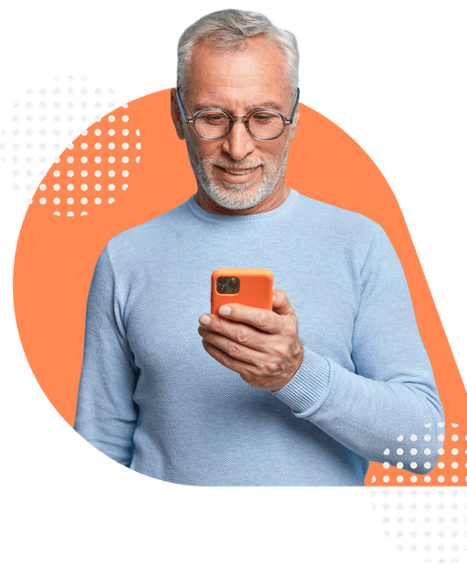 Homem experiente mexendo no celular