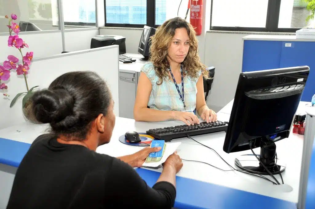 Saiba como buscar informação sobre aposentadoria por telefone e internet