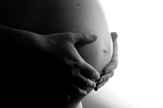 É assegurado salário-maternidade durante o período de graça