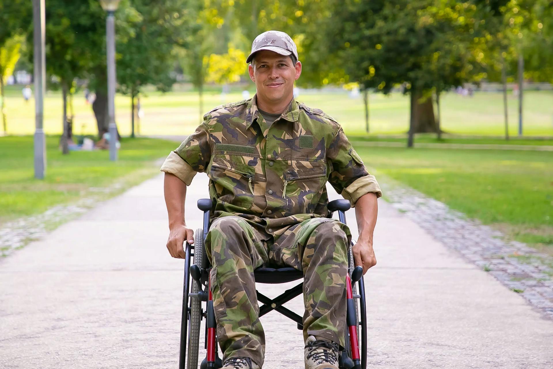 militar na cadeira de rodas sorrindo para a câmera