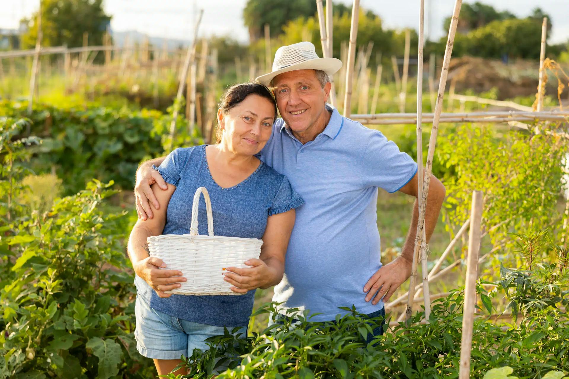 casal de produtores rurais no campo