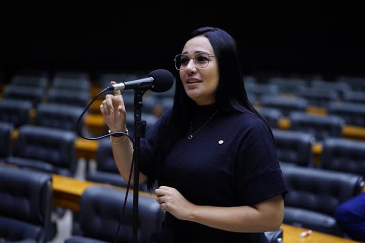 Imagem relacionada a notícia Câmara aprova urgência para acabar com carência do auxílio-doença por endometriose