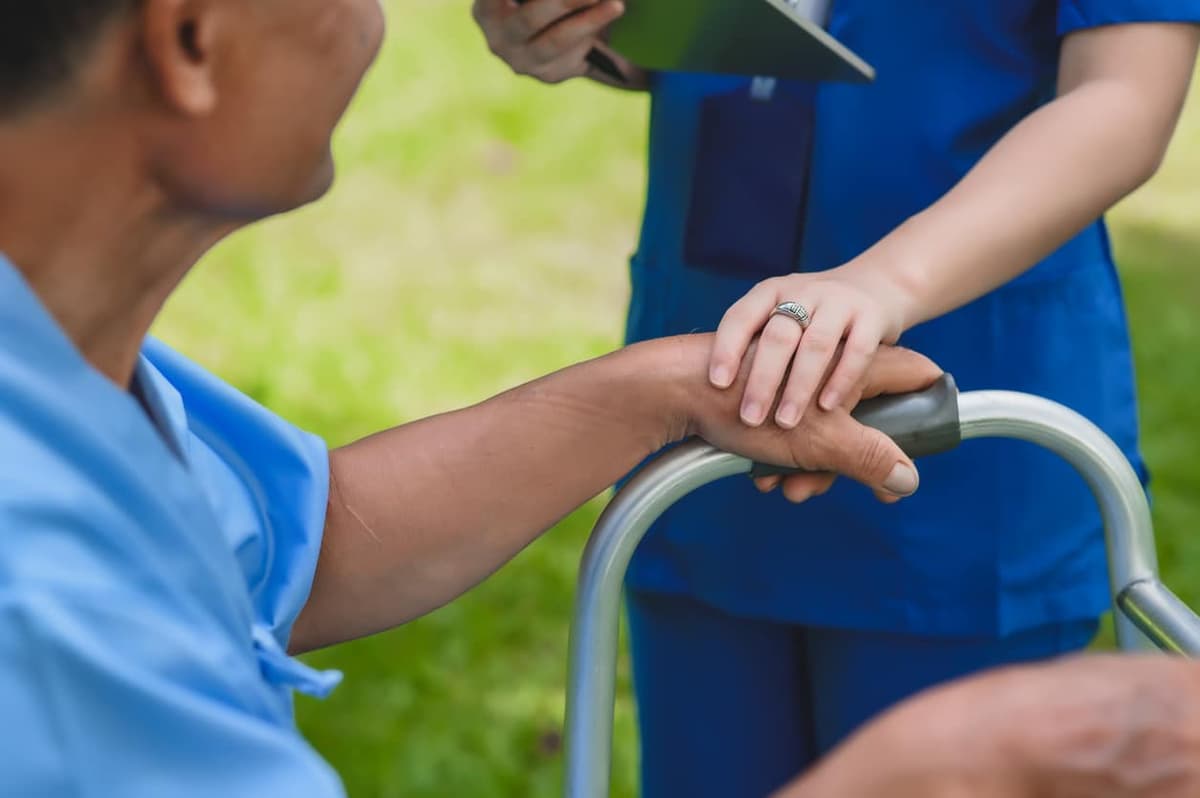O auxílio-cuidador já foi aprovado? Entenda!