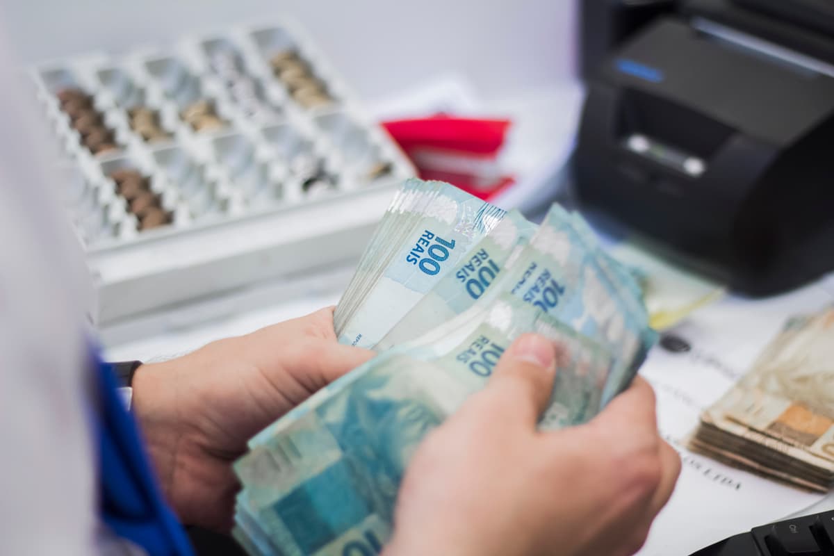 Salário mínimo sobe para R$ 1.621 em 2026