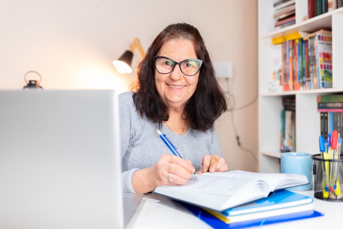 Professora ganha aposentadoria após reverter negativa do INSS