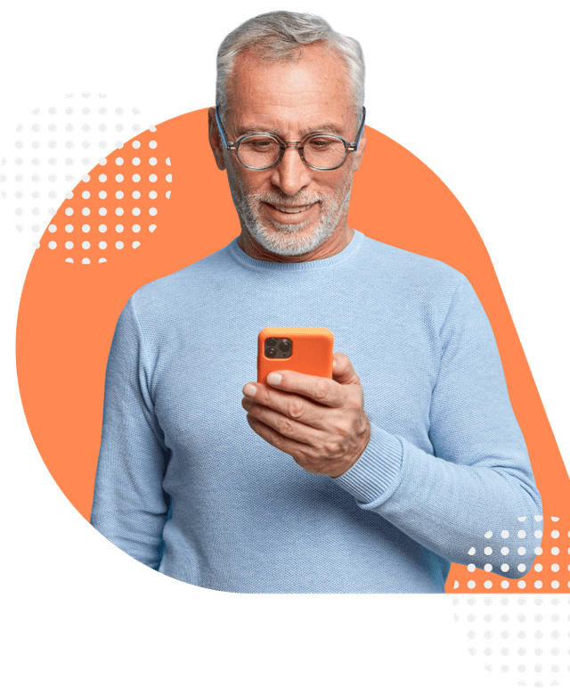 Homem experiente mexendo no celular Homem experiente mexendo no celular