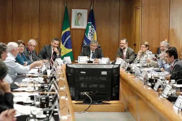 Ministros da Previdência Social recebem pauta de reivindicações de aposentados