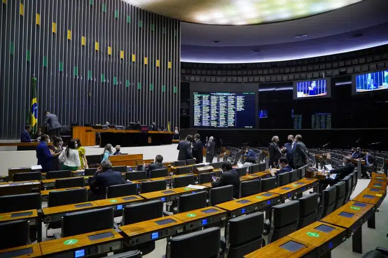 Deputados e sindicatos contestam a aprovação da PEC dos Precatórios