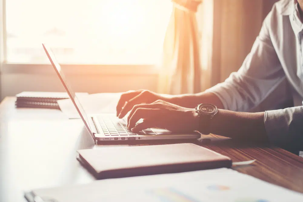 pessoa usando notebook