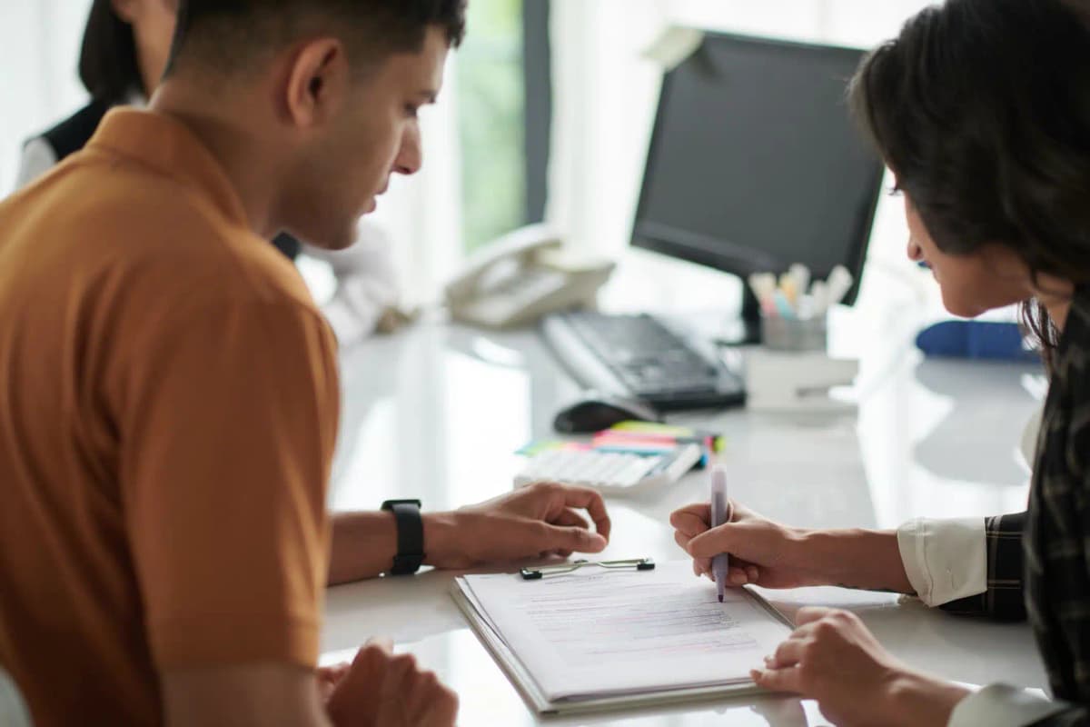pessoas revisando concessão de benefício