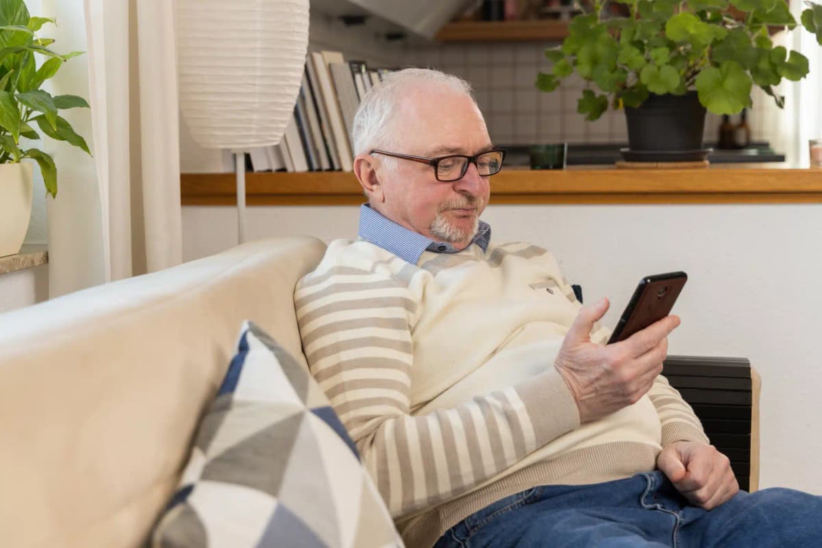 aposentado acessando o celular