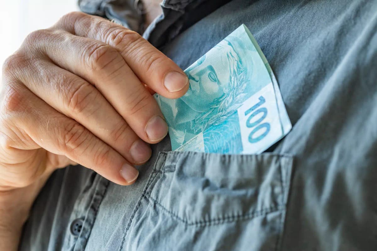 idoso recebendo dinheiro