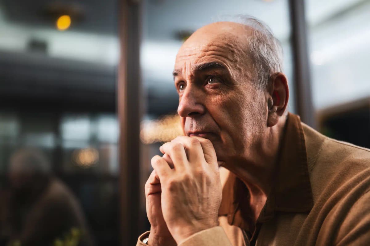 Homem sênior ansioso sentado sozinho e pensando