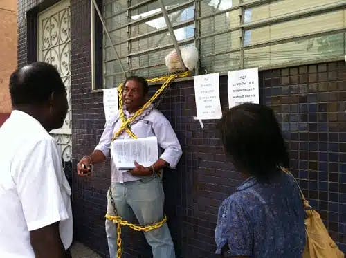 Aguardando aposentadoria, homem se acorrenta em frente ao prédio do INSS em Londrina/PR