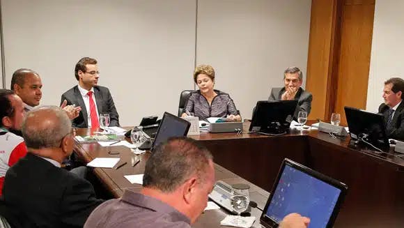 Dilma promete negociar fator previdenciário e redução de jornada de trabalho