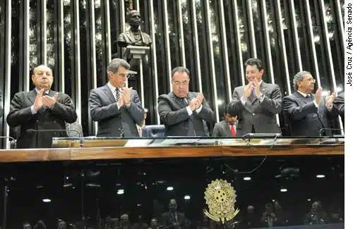 Além do Senador André Vargas, assinaram o documento os membros da Mesa do Congresso Nacional.