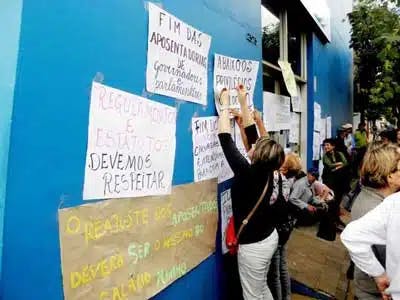Manifestantes fazem protesto no RS contra o fator previdenciário