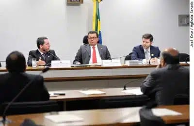 O procurador Wellington Saraiva (e); o presidente da CCJ, Vital do Rêgo (C); e o juiz Leonardo Farias