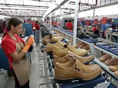 Trabalhador da indústria de calçados fica exposto a agentes químicos nocivos à saúde.