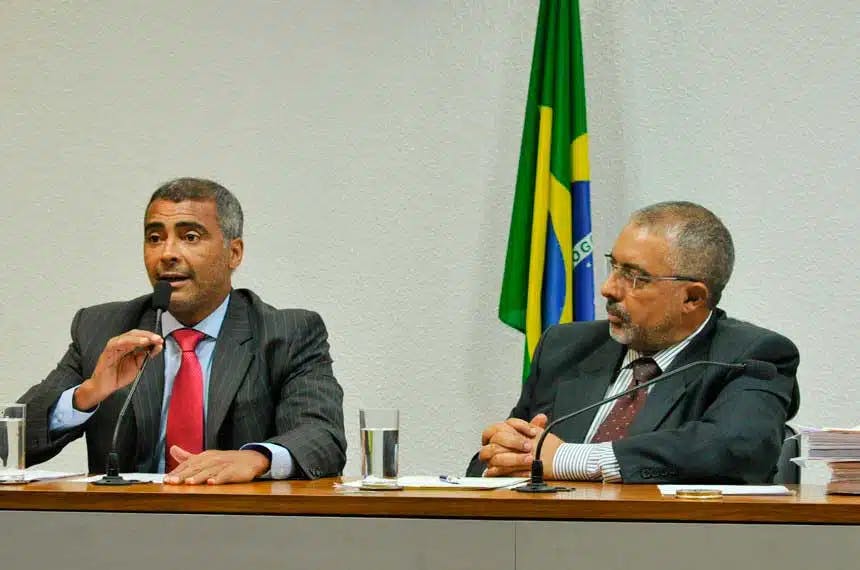 Senador Romário (PSB/RJ) à esquerda e Senador Paulo Paim (PT/RS) à direita