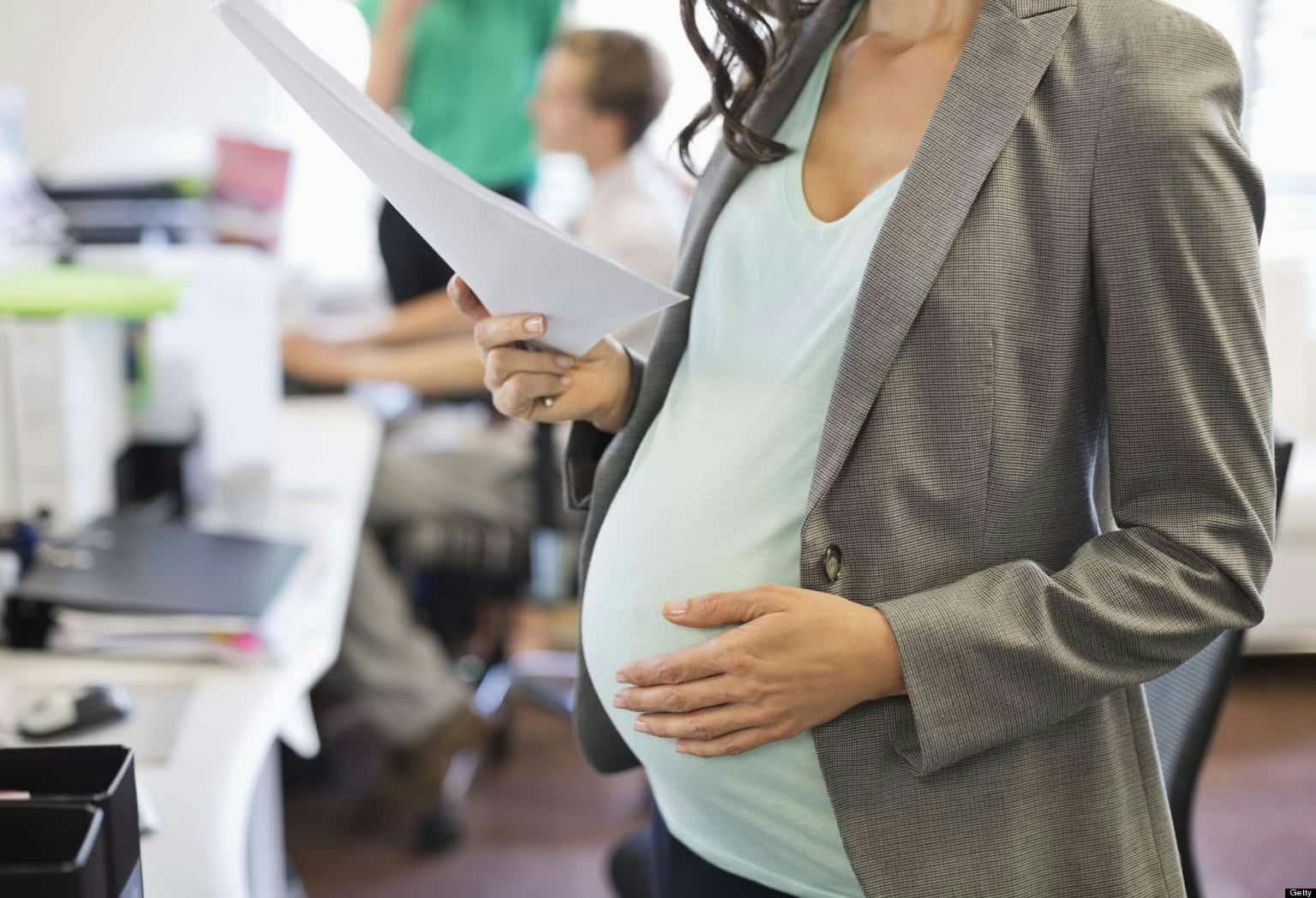 Mulher grávida recebendo salário-maternidade