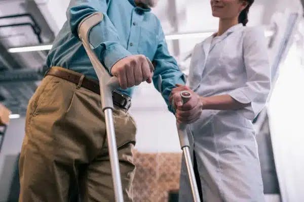 TRF-4 concede acréscimo de 25% em aposentadoria por invalidez de homem com limitações de locomoção
