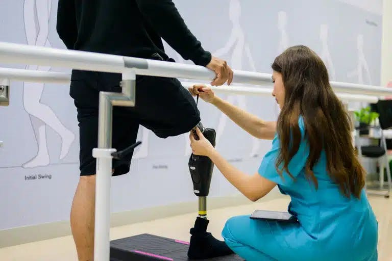 Beneficiários do INSS em reabilitação podem ter próteses e órteses