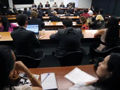 Senado aprova proposta para desonerar empresa que paga estudo de empregado