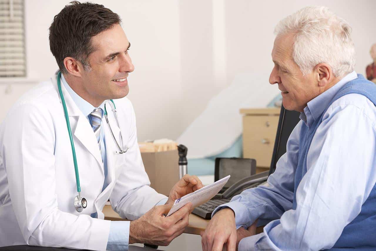 perito médico atendendo idoso no inss