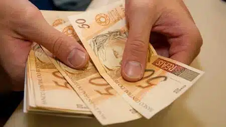 dinheiro-na-mao-real-moeda-salario-vencimentos-rendimento-reais-notas-grana