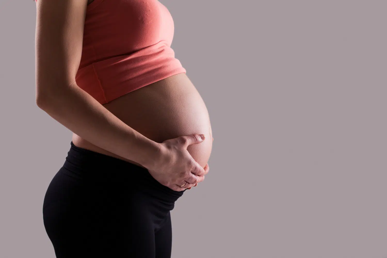 Barriga solidária garante 120 dias de salário-maternidade em decisão inédita