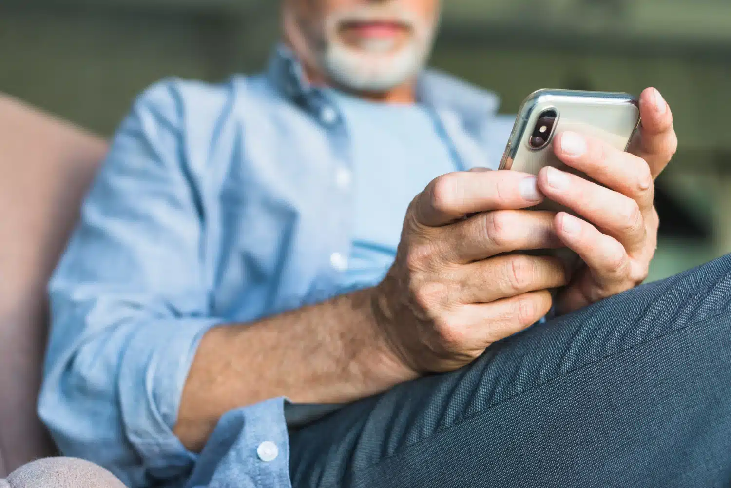 homem idoso usando smarphone