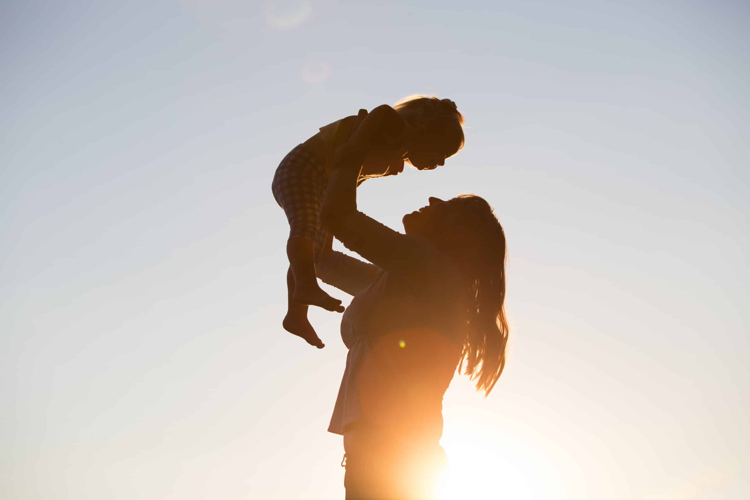 Женщина старше. Мать и сын любовные отношения. Looking to my mom. Dear mother. Сердечко для мамочки.