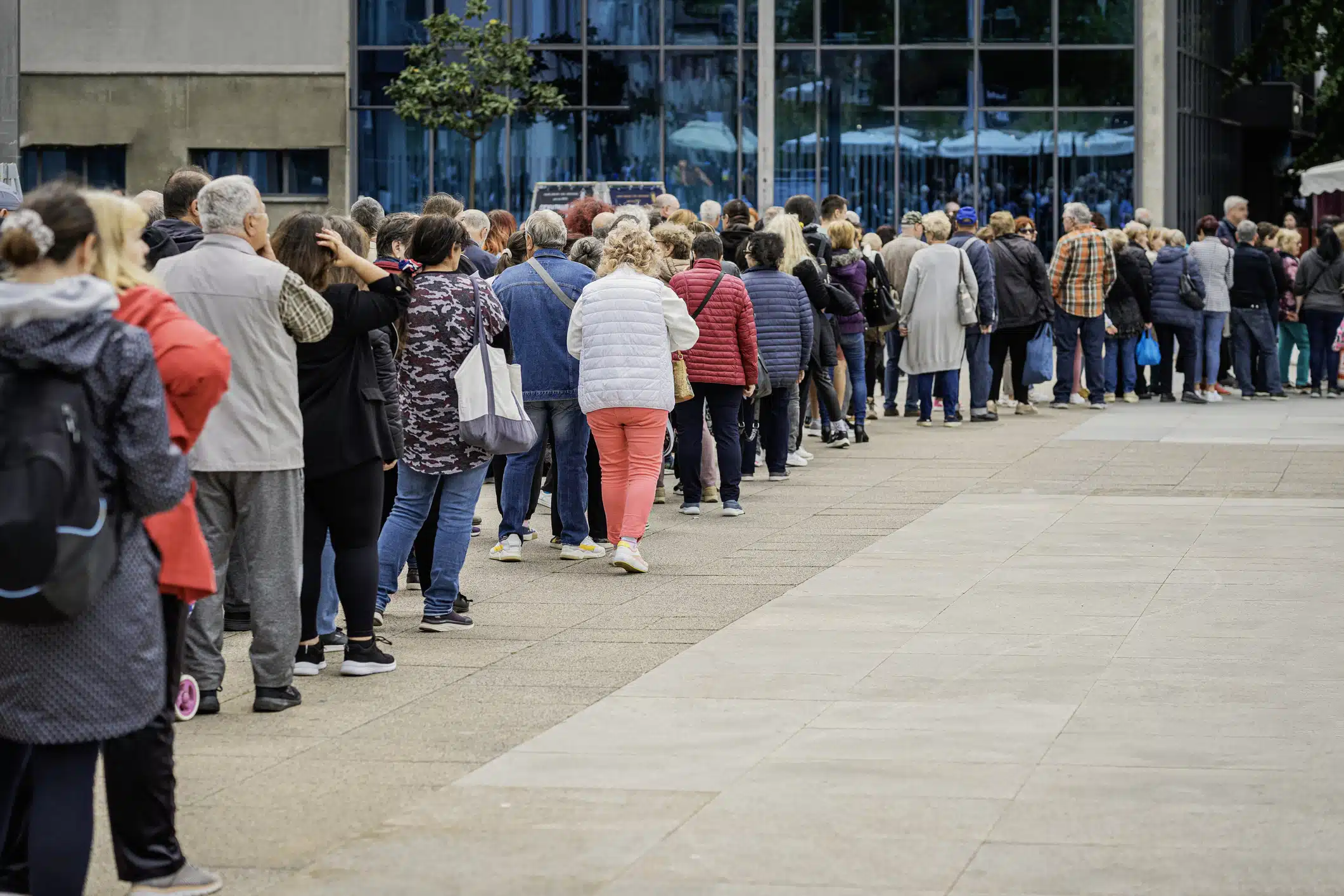 Fila do INSS foi zerada? 235 mil pedidos seguem sem resposta