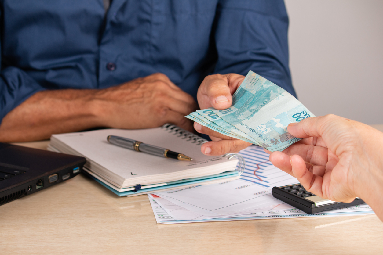 Justiça libera R$ 2,75 bi em atrasados do INSS; veja quem recebe