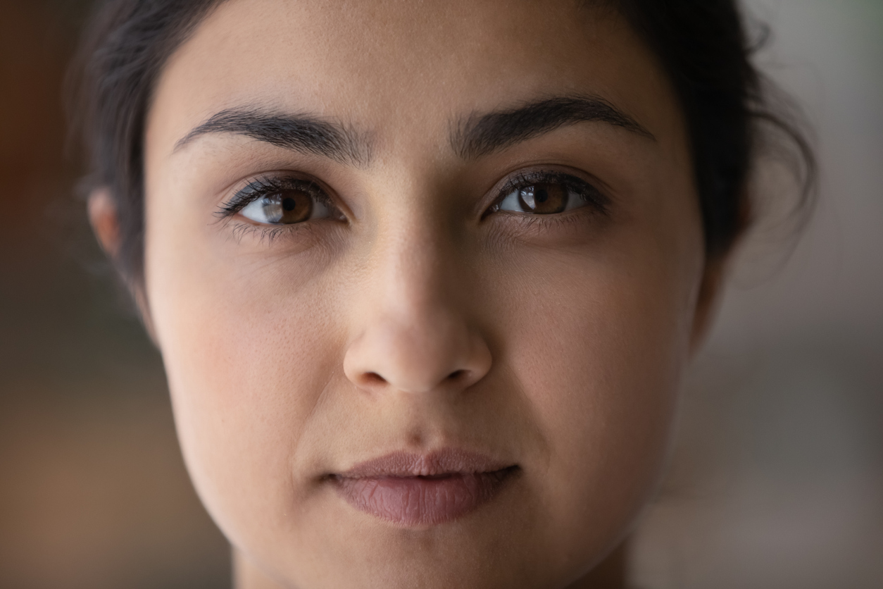 Retrato facial de jovem mulher